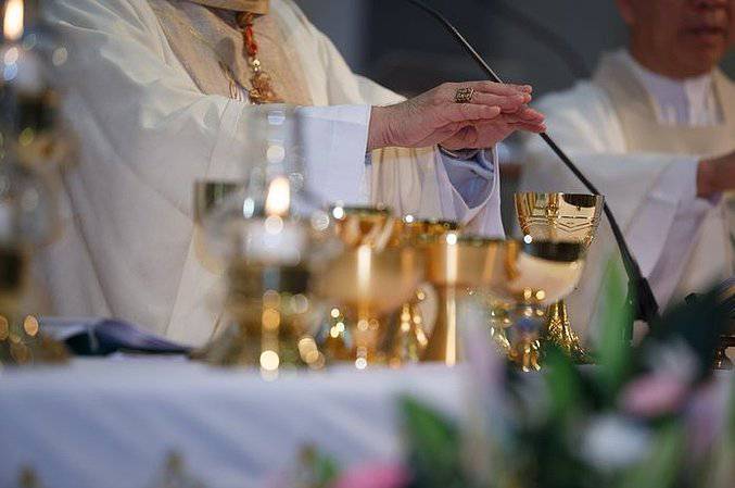 Rezurekcja w Wielkanoc 2024: ile trwa msza i czy jest obowiązkowa? Czy trzeba iść do kościoła?