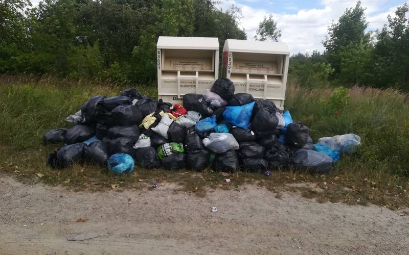 Śmieci pod kontenerami na odzież PCK Lublin