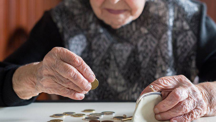 starsza kobieta pieniądze