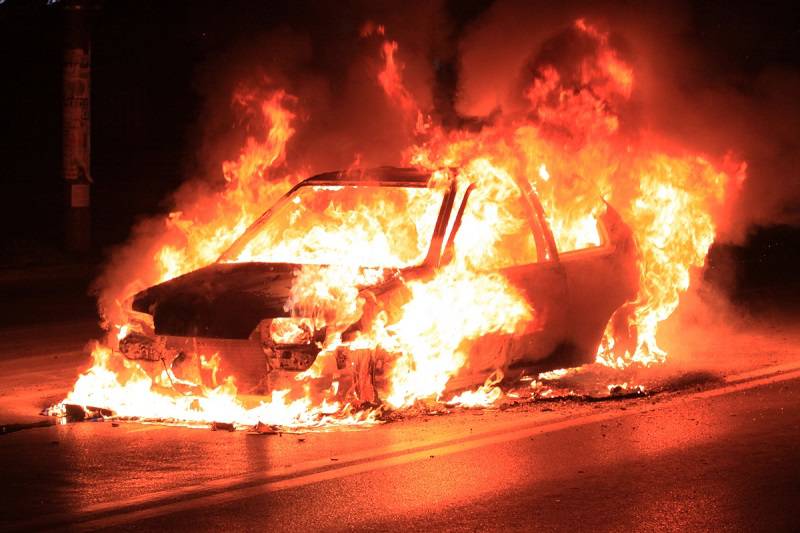 pożar spalony samochód ogień płomienie
