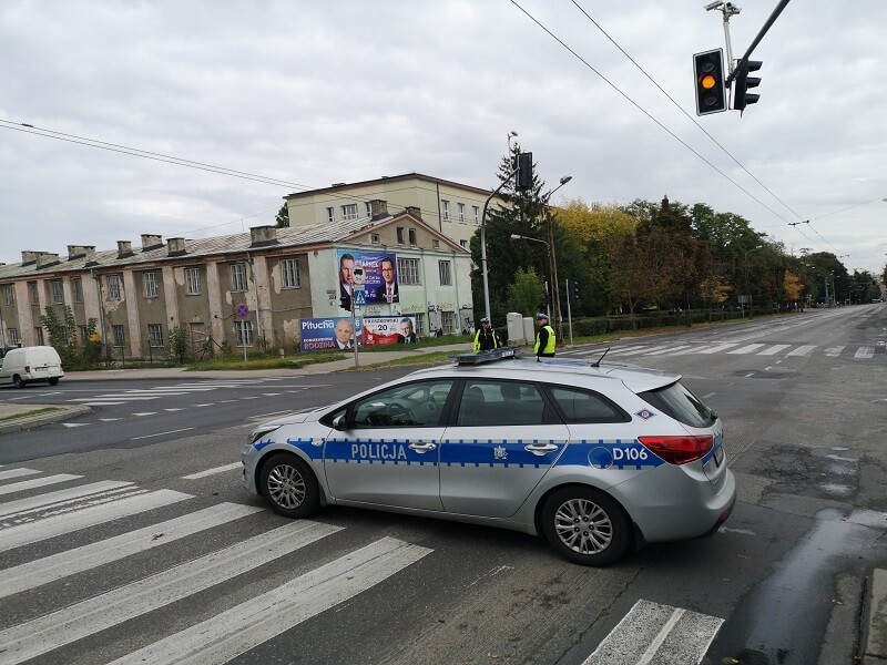 radiowóz policja policjanci skrzyżowanie sygnalizacja sterowanie ruchem zamknięta ulica