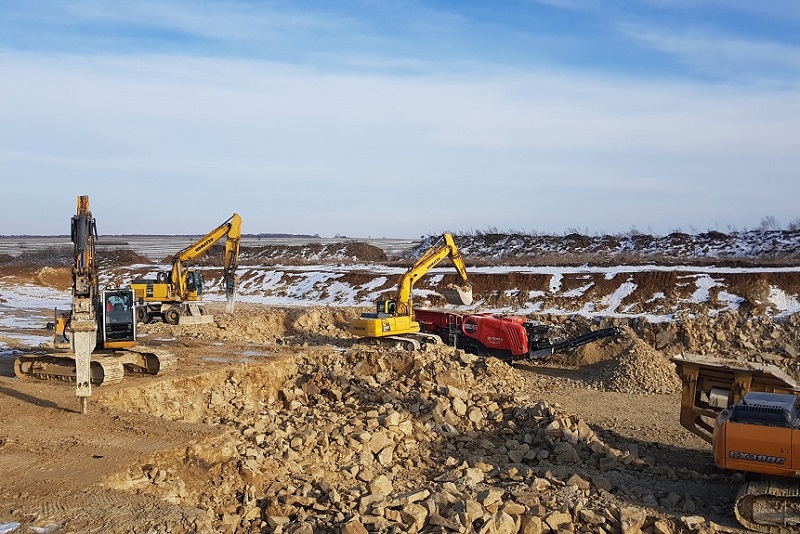 Odspajanie i kruszenie gruntów skalistych na budowanym odcinku S19 Niedrzwica - Kraśnik | fot. GDDKiA