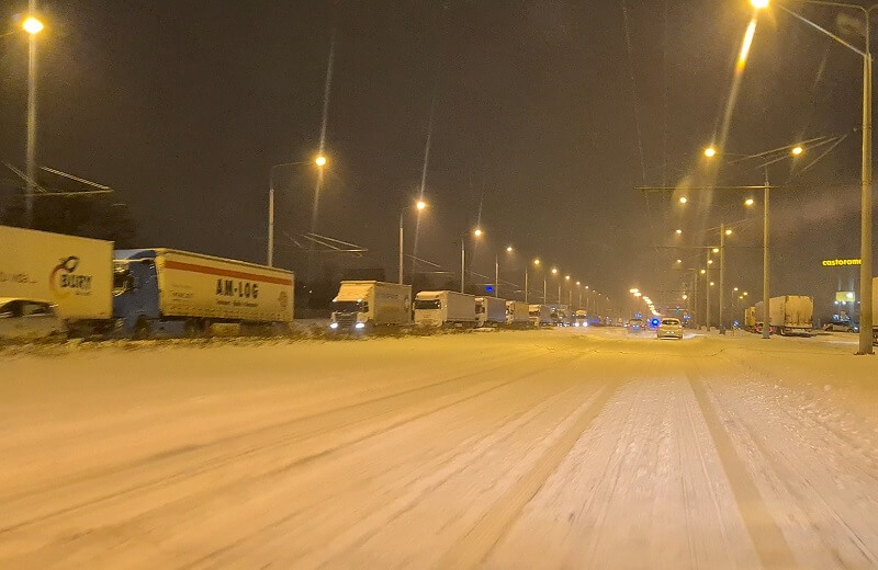 Pojazdy ciężarowe blokują prawy pas ruchu ul. Mełgiewskiej w kierunku Świdnik | fot. czytelnik Konrad