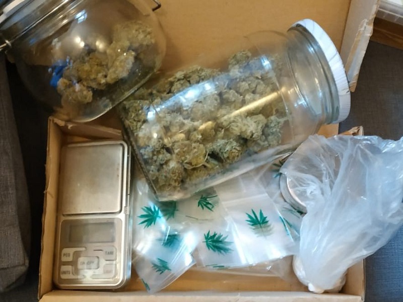 Policjanci w pokoju 22-latka ujawnili narkotyki, wagę i woreczki strunowe