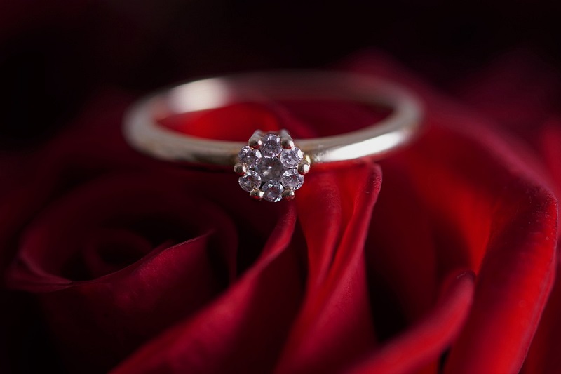 Pierścionek zaręczynowy z diamentem na róży