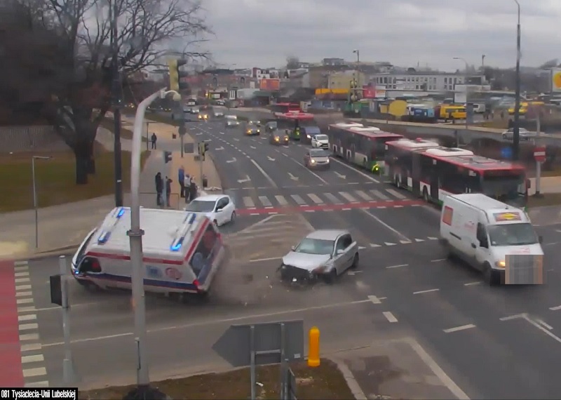 Moment zderzenia karetki i samochodu na rondzie Dmowskiego | fot. KMP Lublin