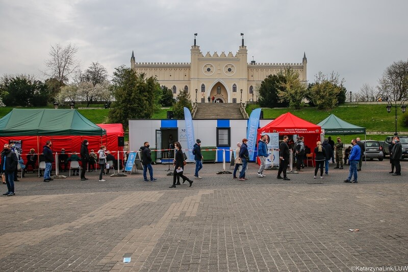 Mobilny punkt szczepień na Placu Zamkowym w Lublinie
