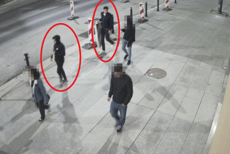 Policja poszukuje mężczyzn ze zdjęcia do sprawy kradzieży pachołków drogowych