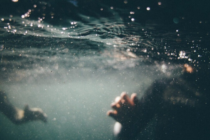 pod wodą pływanie utonięcie w wodzie