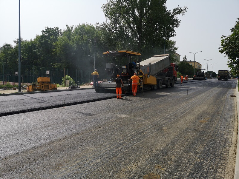 Układanie asfaltu na ul. Poniatowskiego w Lublinie