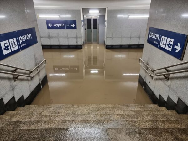 Deszcz zalał wejście na przystanek kolejowy Lublin – Zachód