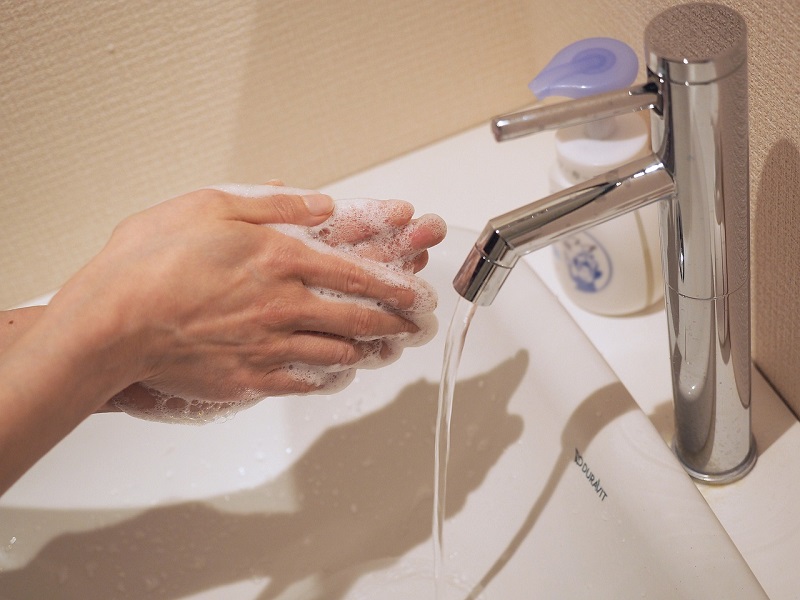 mycie dłoni mydełkiem w płynie