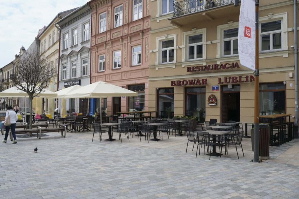 Ogródek gastronomiczny restauracji Browar Lublin na deptaku
