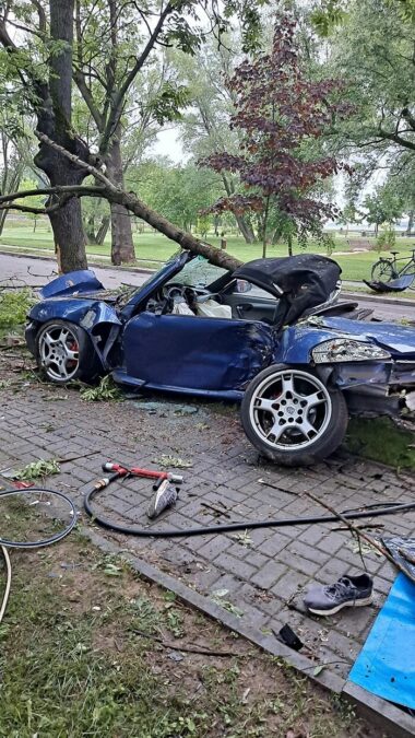 Porsche rozbiło się na drzewie w Kocku
