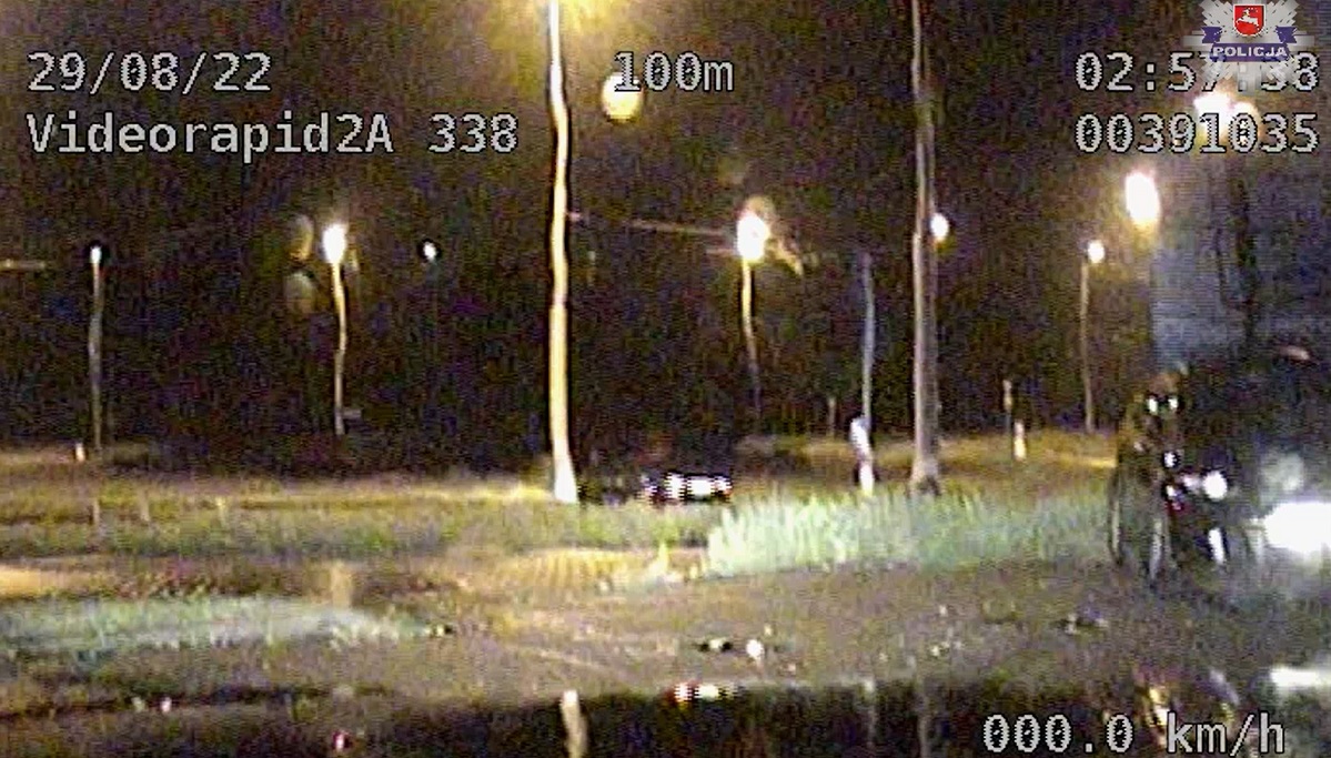 Drift BMW na rondzie Berbeckiego w kamerze policyjnego wideorejestratora