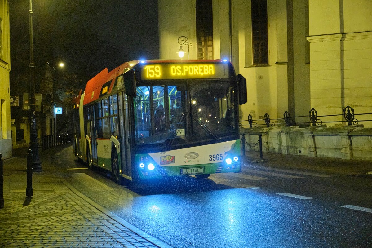 trolejbus przegubowy na linii nr 159