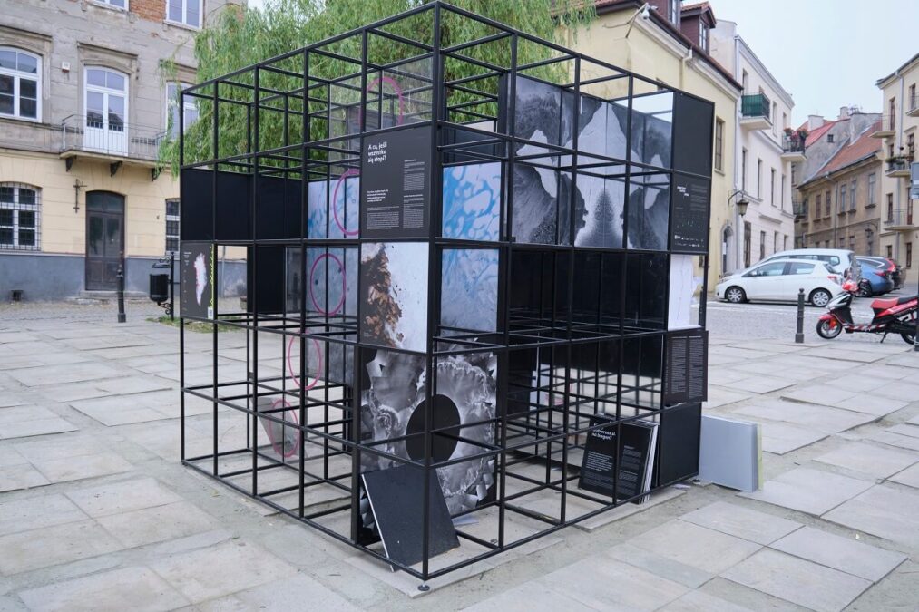 Uszkodzona wystawa AR na Placu Rybnym w Lublinie