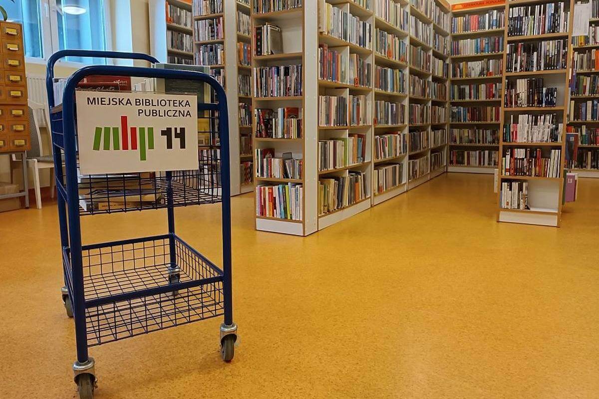 biblioteka_szpitalna_-_widok_na_regały_z_książkami