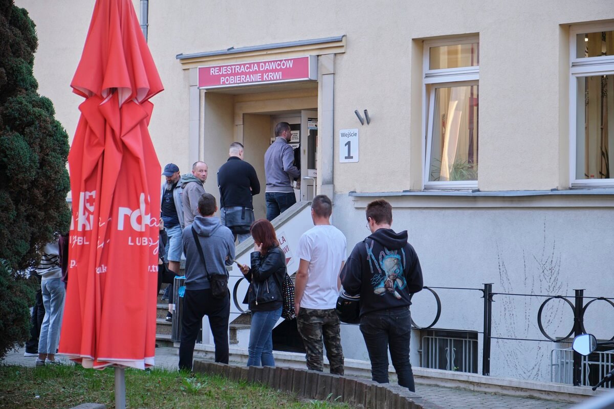 Kolejka dawców przed punktem rejestracji RCKiK w Lublinie