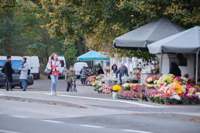 Stoiska handlowe ze zniczami, kwiatami i wiązankami w Lublinie