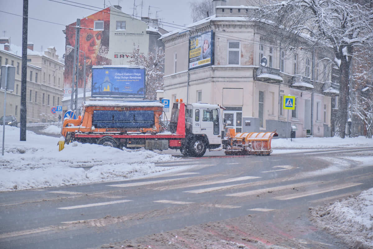 Atak zimy w Lublinie. Pługosolarka odśnieżająca ulice miasta
