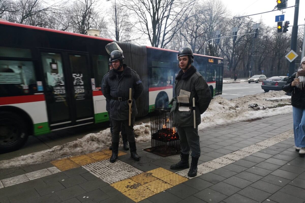 Patrol ZOMO przy koksowniku na przystanku w Lublinie