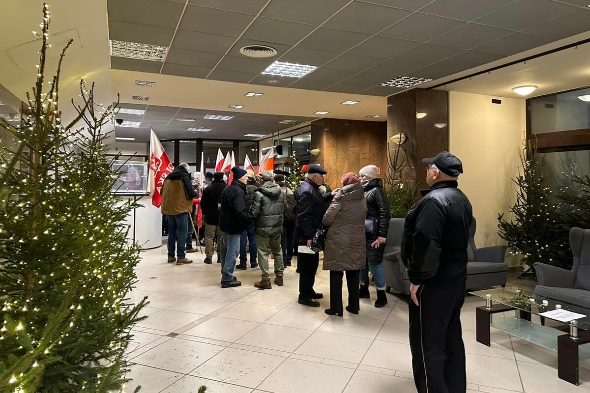 Protest w obronie Telewizji Polskiej przed siedzibą TVP3 Lublin