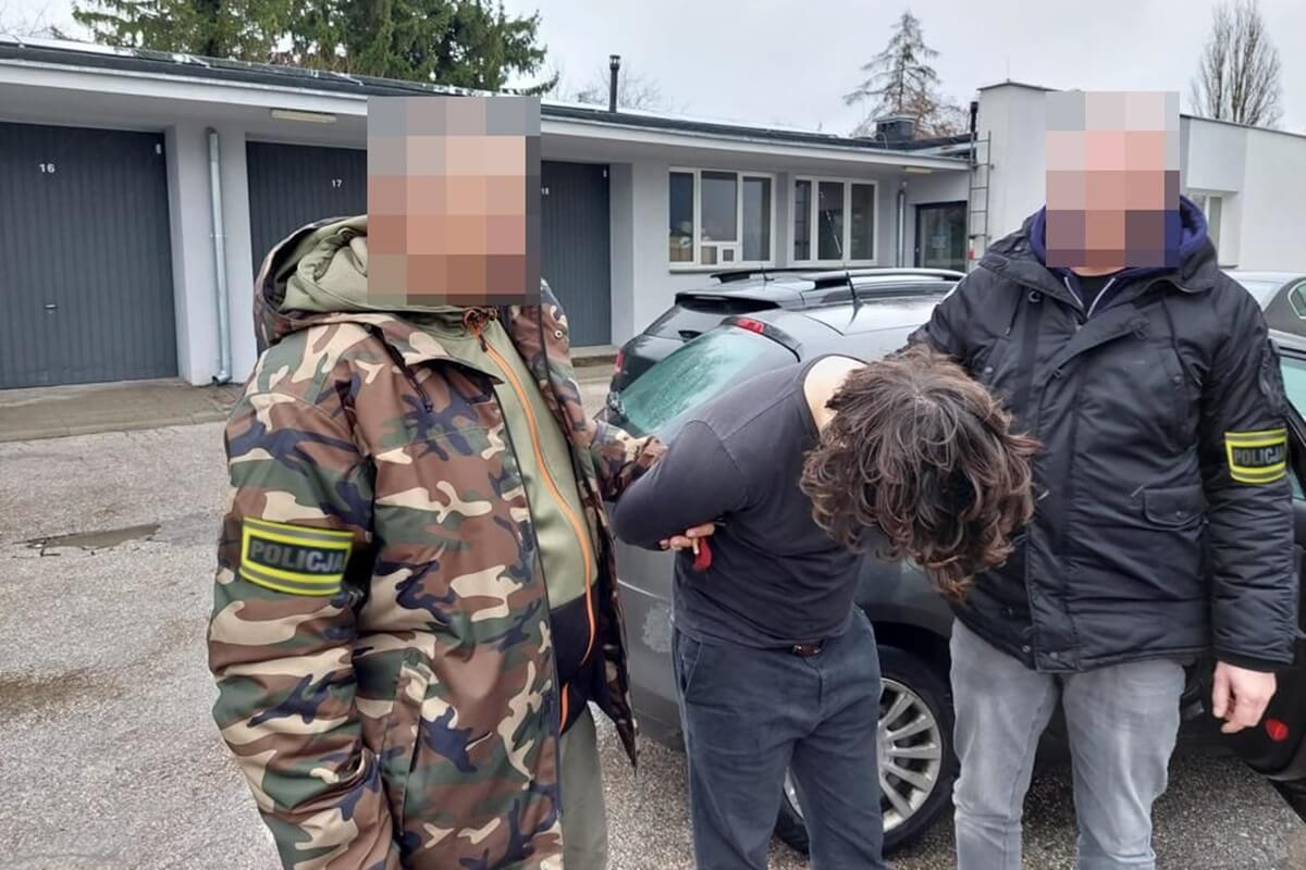 Zdjęcie zatrzymanego 30-latka, który groził zdetonowaniem granatów w mieszkaniu