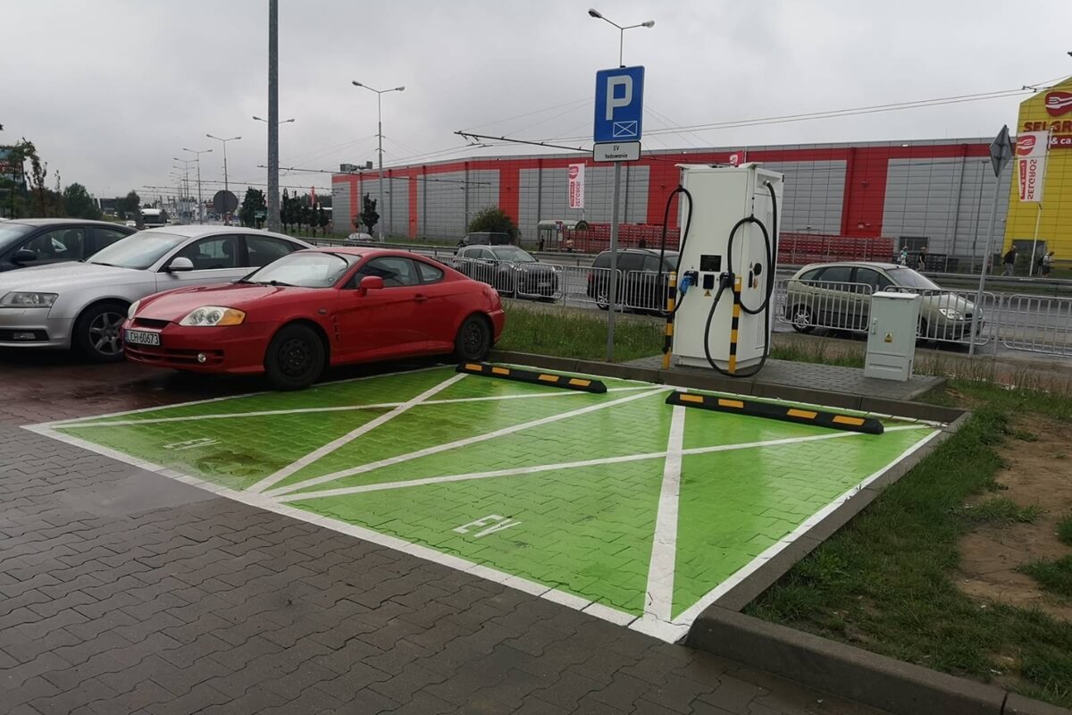 Stacja ładowania aut elektrycznych na parkingu Biedronki przy ul. Gęsiej w Lublinie