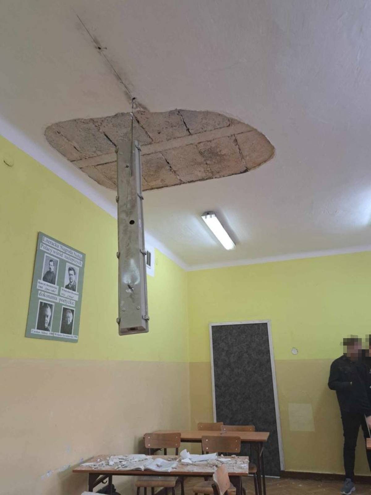 Tynk zerwał się z sufitu i spadł na uczniów w Zespole Szkół Energetycznych w Lublinie