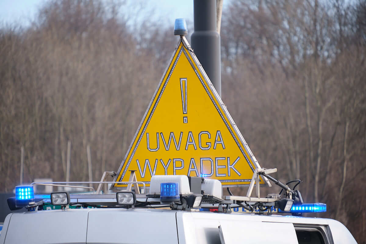 Groźny wypadek w Lublinie. Ambulans na sygnale zderzył się z volkswagenem na skrzyżowaniu. Jedna osoba poszkodowana