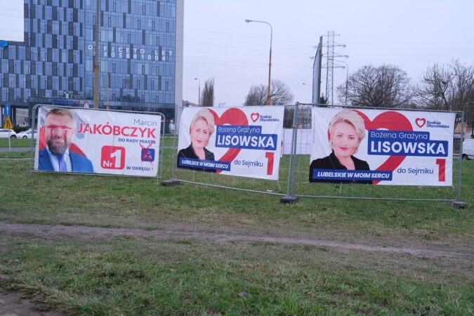 Kampania wyborcza na ulicach Lublina - zniszczony baner Marcina Jakubczyka