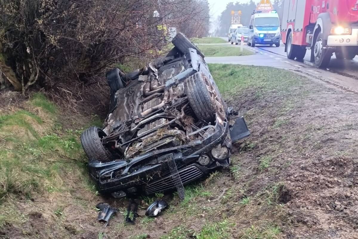 Żakowola Radzyńska. Zjechał z drogi i uderzył w betonowy przepust. 26-letni kierowca nie żyje, pasażer w szpitalu
