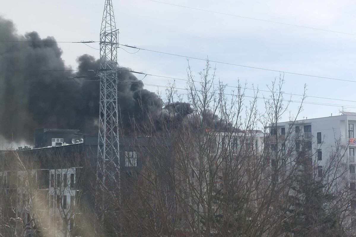 Czarny dym nad Lublinem. Płonie fotowoltaika na dach budynku. Na miejscu 8 zastępów straży pożarnej [ZDJĘCIA]