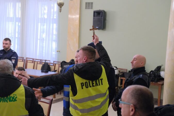 Rolnicy domagają się powrotu krzyża w sali kolumnowej Lubelskiego Urzędu Wojewódzkiego