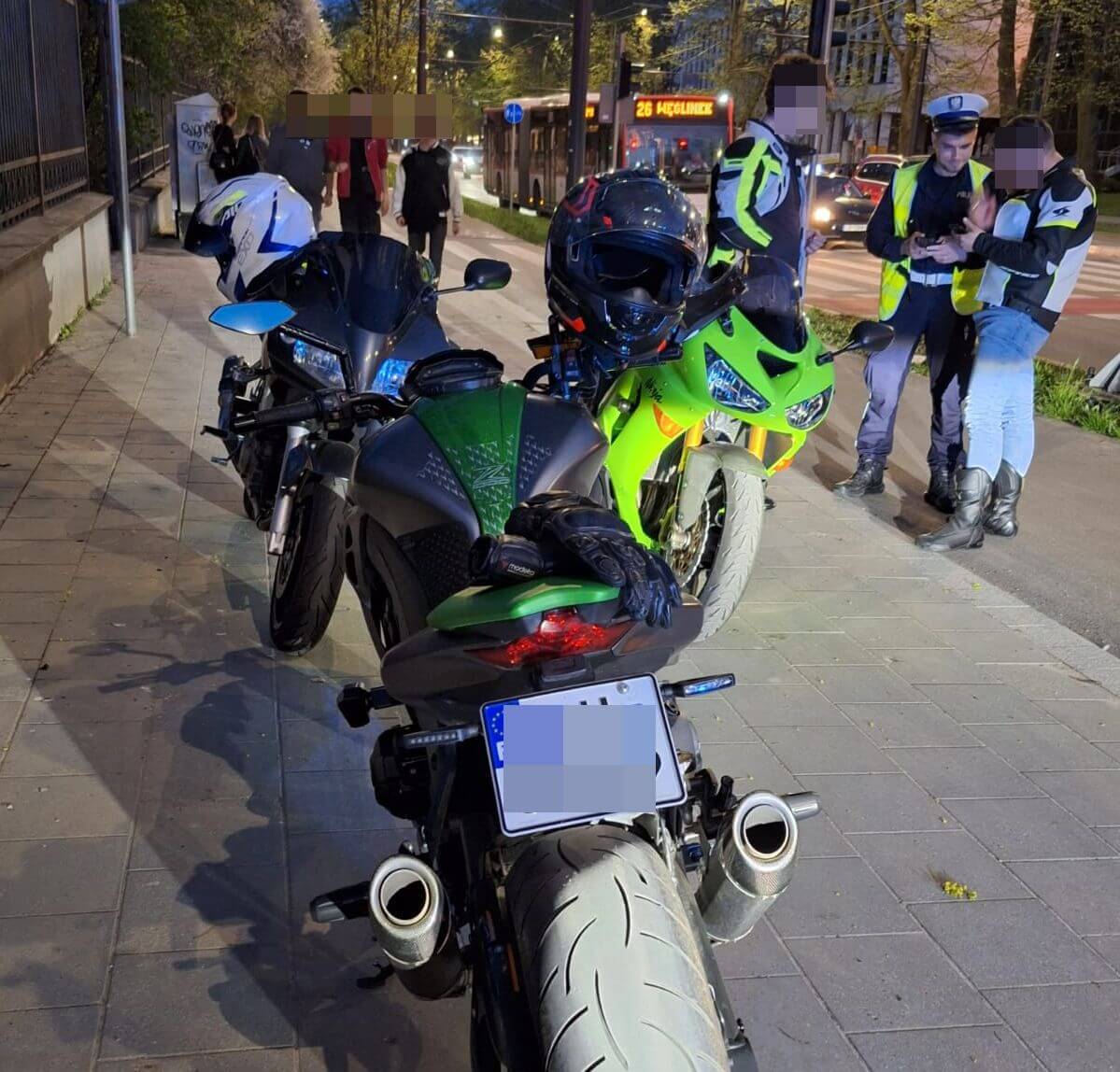 motocykle, policjanci, motocykliści