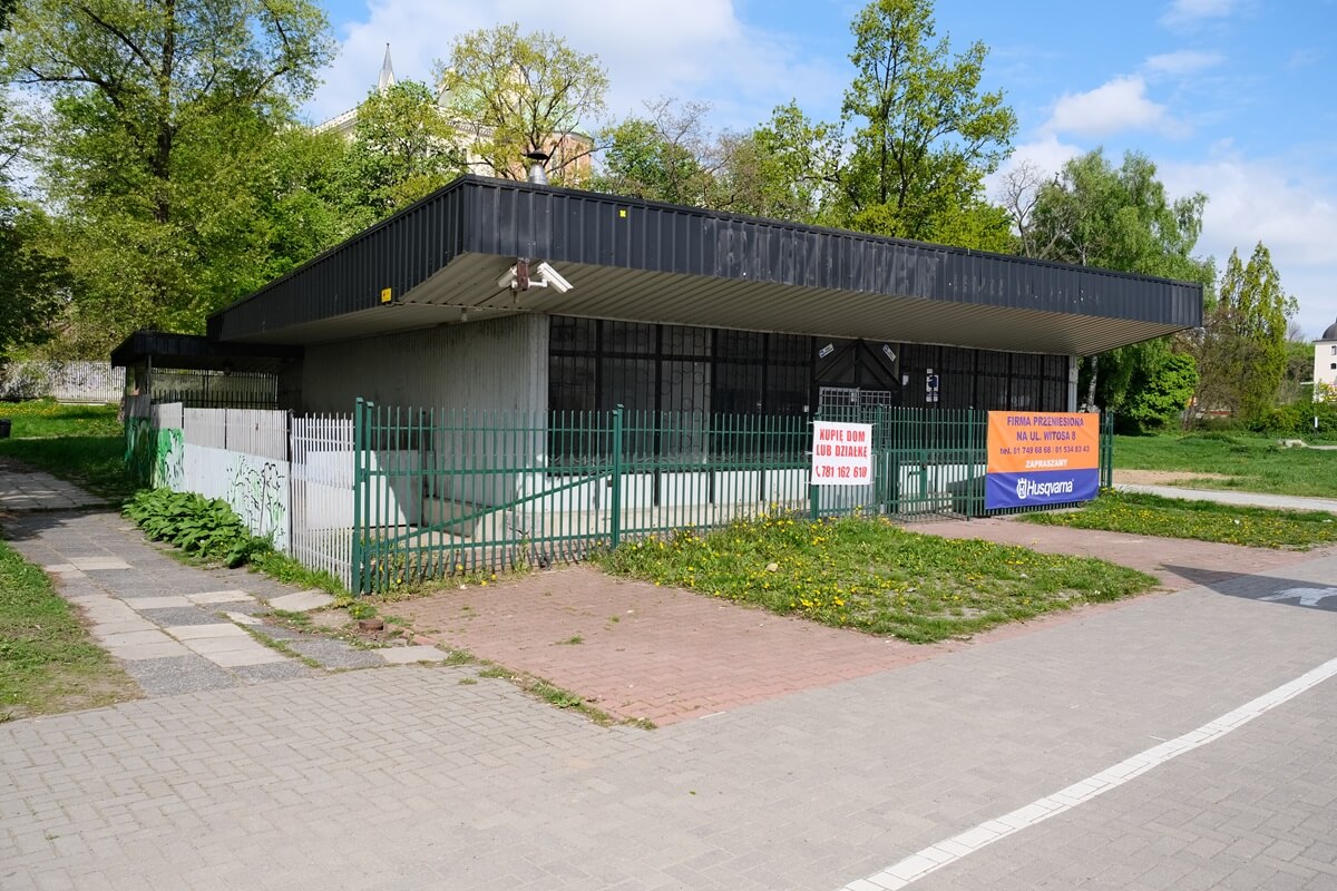Budynek dawnego serwisu pilarek i kosiarek PARTNER-SERVICE przy al. Unii Lubelskiej