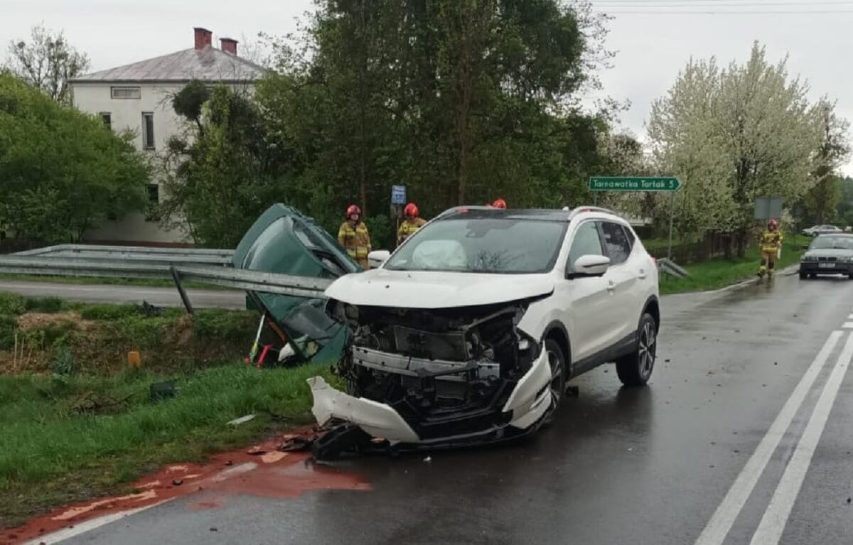 63-latka Nissanem wjechała wprost na prawidłowo jadące Audi. Trzy osoby trafiły do szpitala