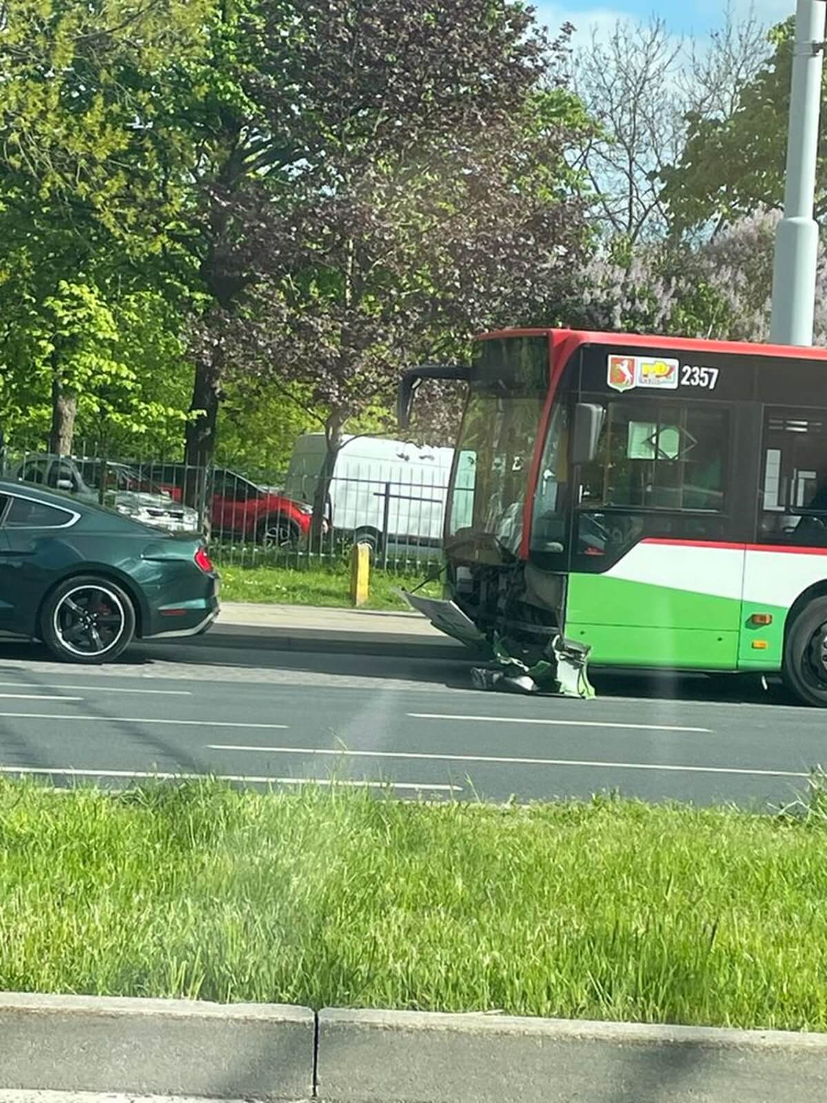 Autobus zderzył się z mustangiem na ul. Lwowskiej