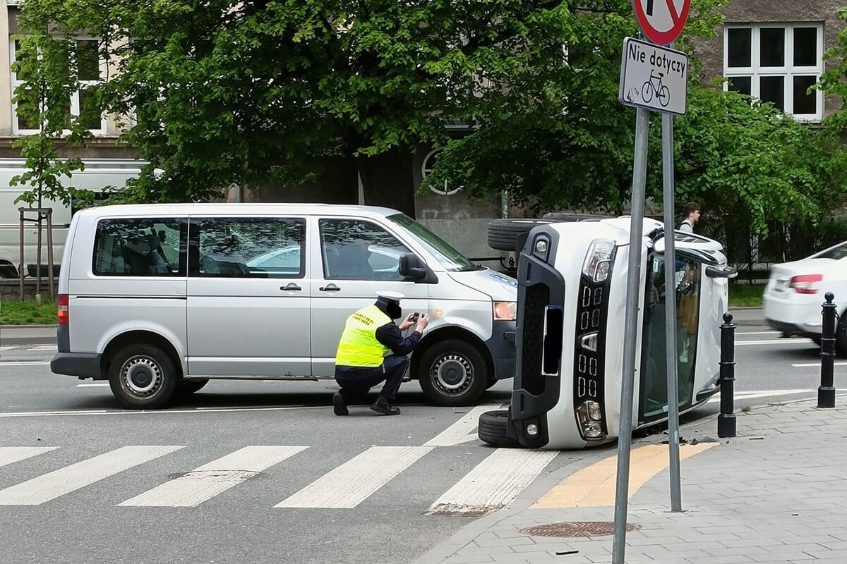 Dacia przewróciła się na bok po zderzeniu z busem na skrzyżowaniu w centrum Lublina. Jedna osoba poszkodowana