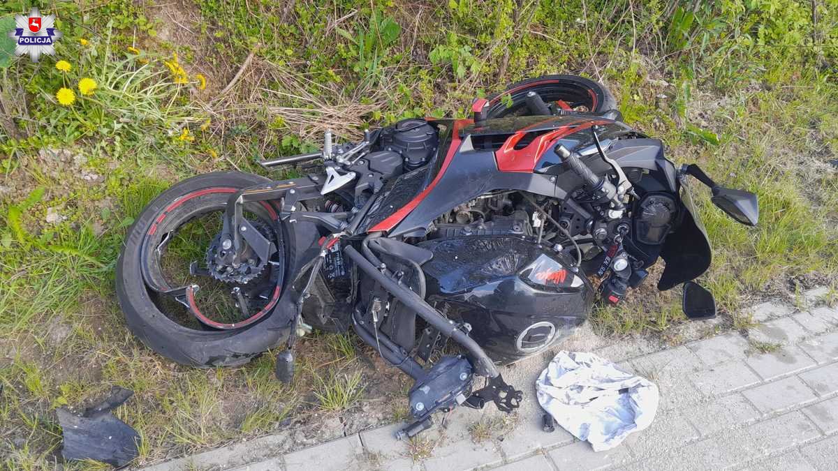 Uszkodzony motocykl po zderzeniu z toyotą