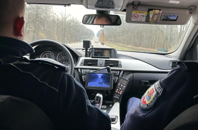Policjanci w nieoznakowanym radiowozie BMW
