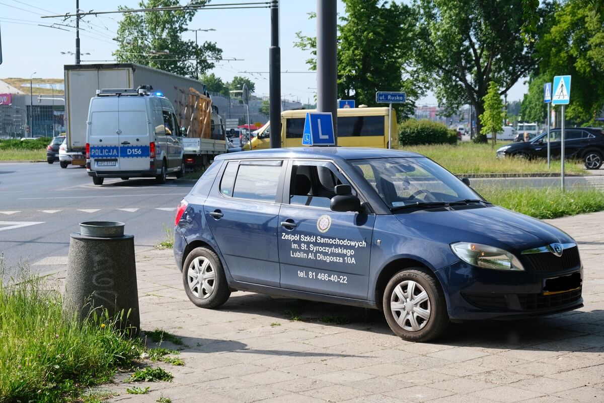 Elka uderzona przez iveco. Kierowca dostawczaka nie ustąpił pierwszeństwa nauce jazdy na rondzie w centrum Lublina