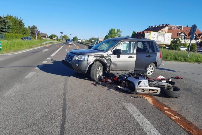 Motocyklista uderzył w bok Land Rovera w Bogucinie