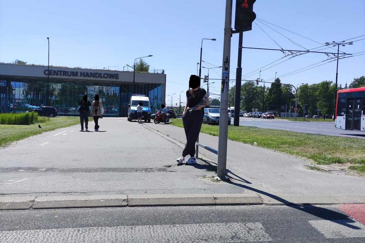 Zderzenie volkswagena z motocyklistą na rondzie przy VIVO. Kierowca samochodu ukarany mandatem