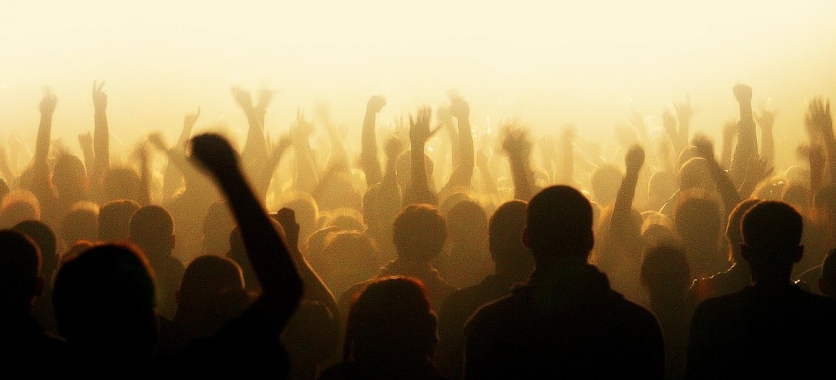 light hands people party crowd dancing concert 1366x768 50299 e1410611741732
