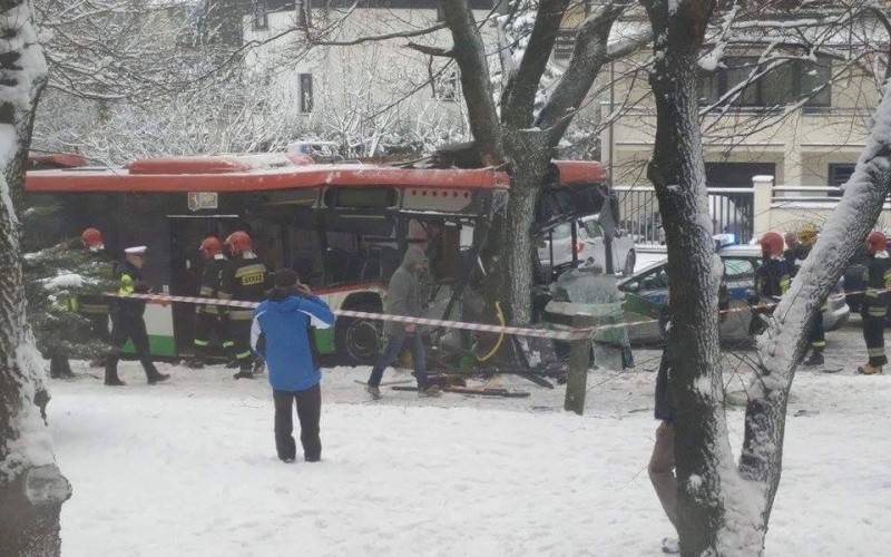 Autobus komunikacji miejskiej wjechał w drzewo. Pasażerowie w ciężkim stanie [ZDJĘCIA] - Spotted Lublin - najnowsze wiadomości z Lublina
