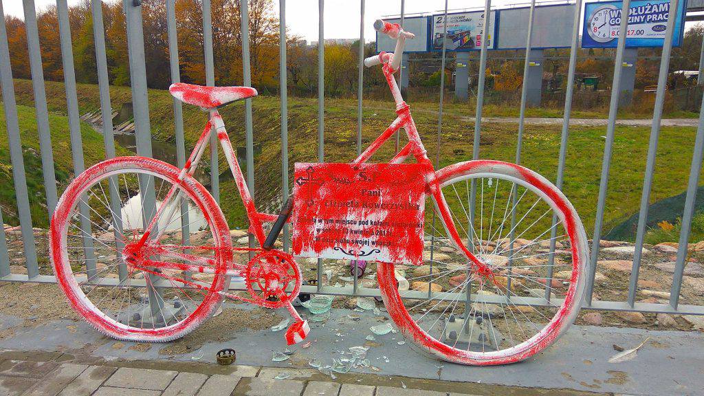 Lublin: Ghost Bike znowu zdewastowany. Wandale pomazali go czerwoną farbą - Spotted Lublin - najnowsze wiadomości z Lublina