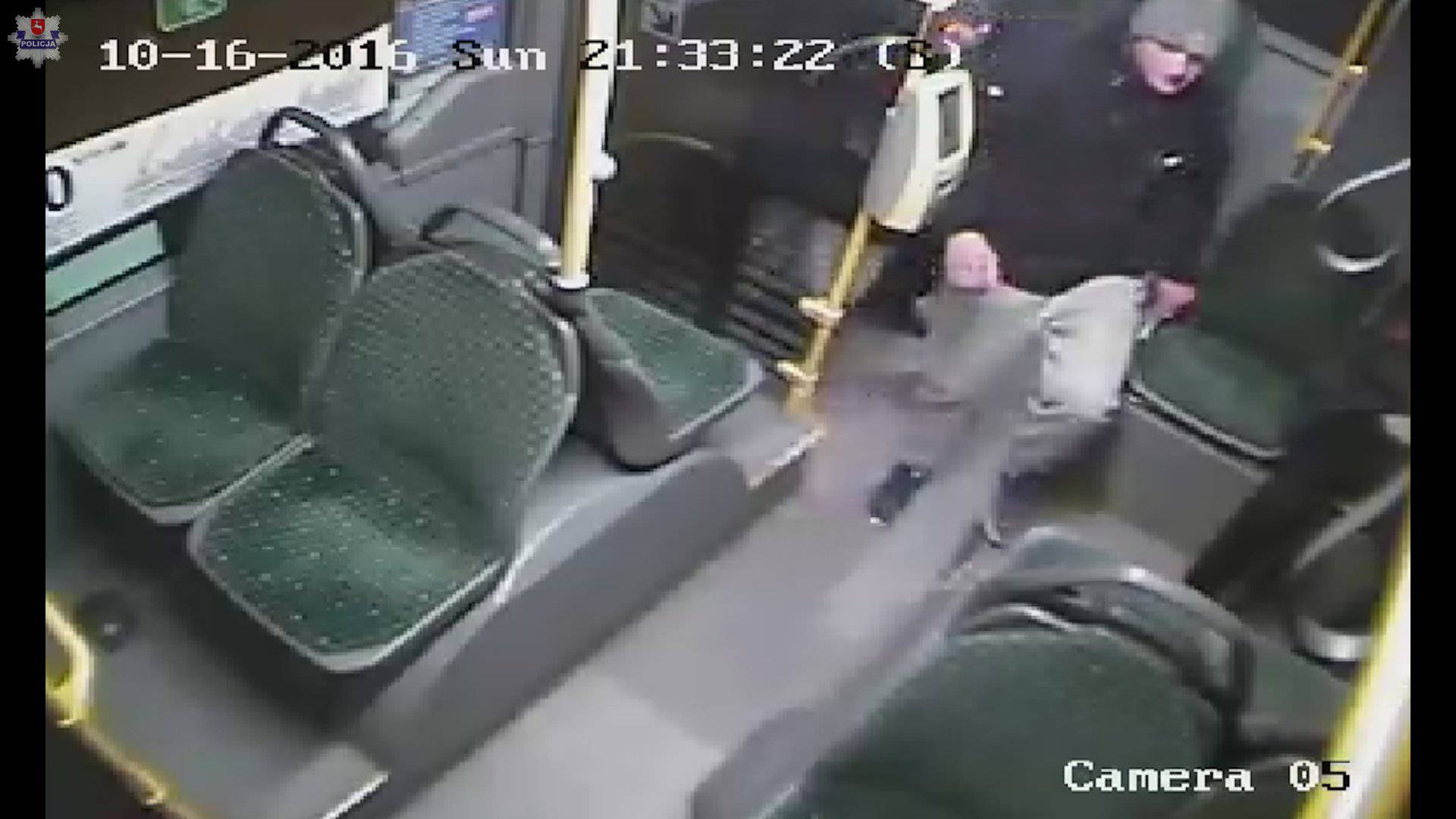 W Autobusie Jechało 17 Pasażerów Pobili 17-latka w autobusie nr 10. Siłą próbowali wyciągnąć go na