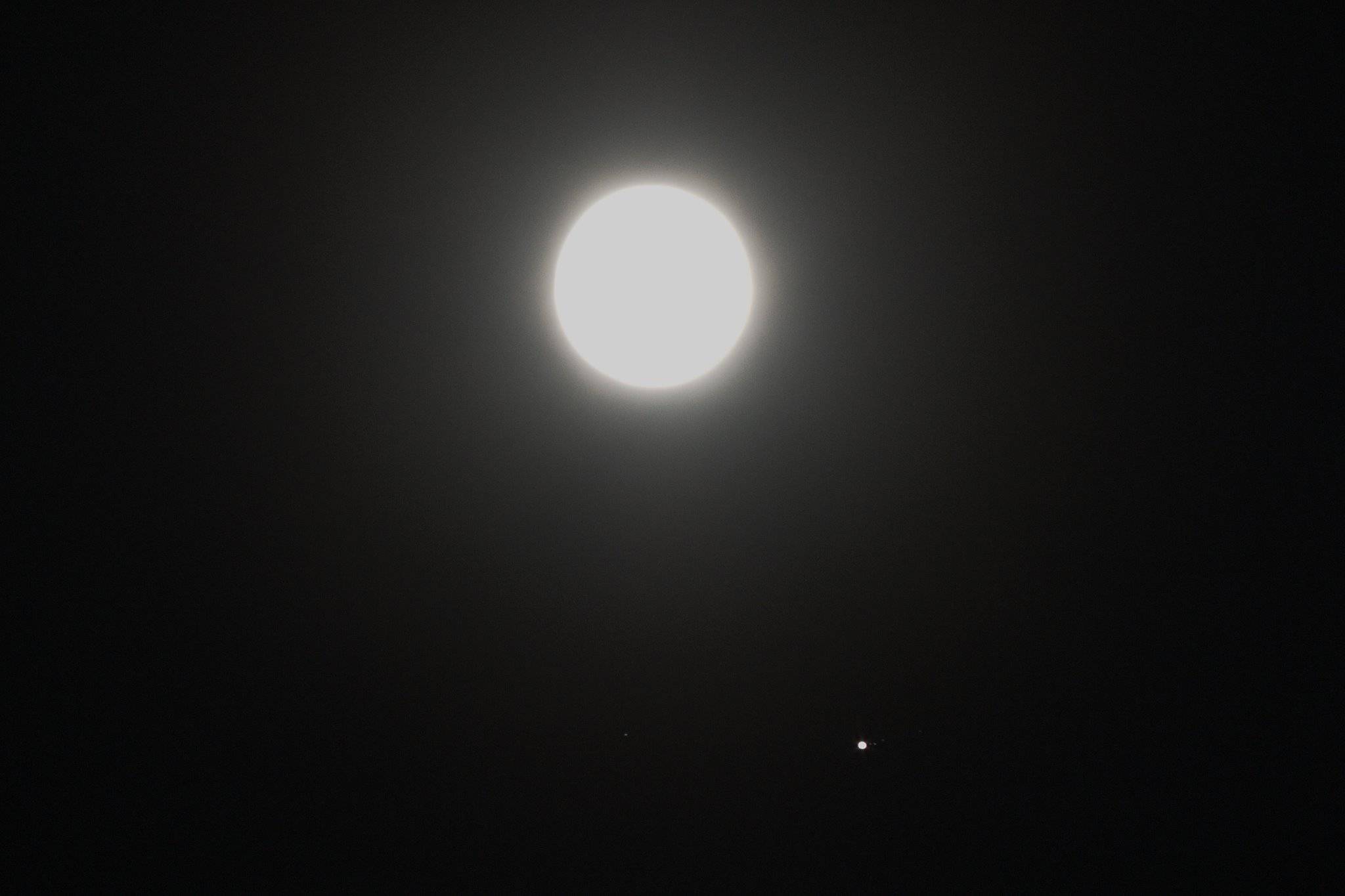 Koniunkcja Księżyca i Jowisza. Wyjątkowe zdjęcia (foto)